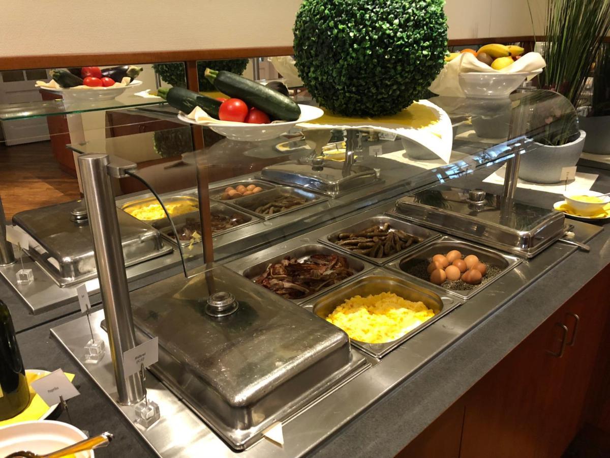 Avalon Hotelpark Koenigshof เคอนิกสลูทเทอร์ อัม เอล์ม ภายนอก รูปภาพ