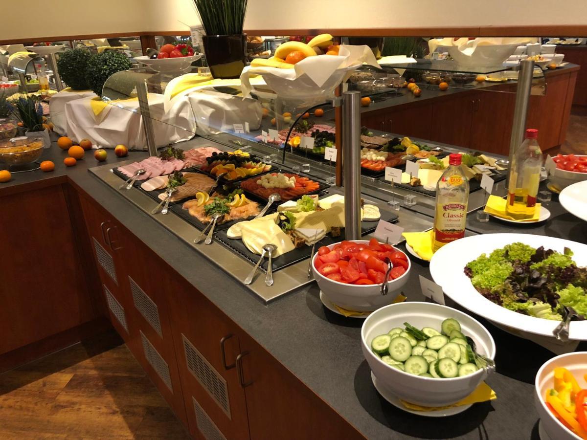 Avalon Hotelpark Koenigshof เคอนิกสลูทเทอร์ อัม เอล์ม ภายนอก รูปภาพ