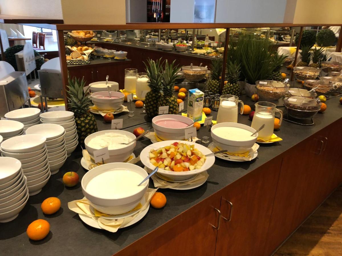 Avalon Hotelpark Koenigshof เคอนิกสลูทเทอร์ อัม เอล์ม ภายนอก รูปภาพ
