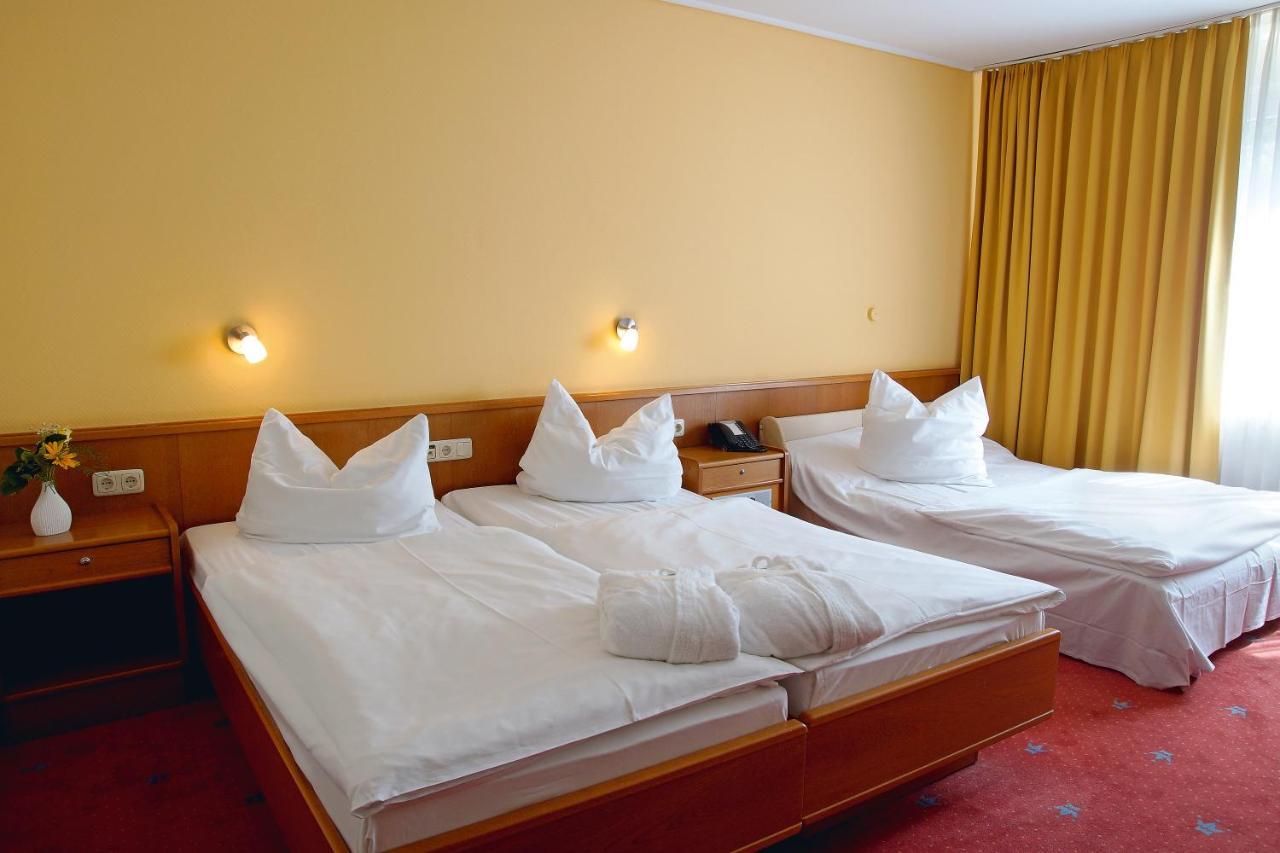 Avalon Hotelpark Koenigshof เคอนิกสลูทเทอร์ อัม เอล์ม ภายนอก รูปภาพ