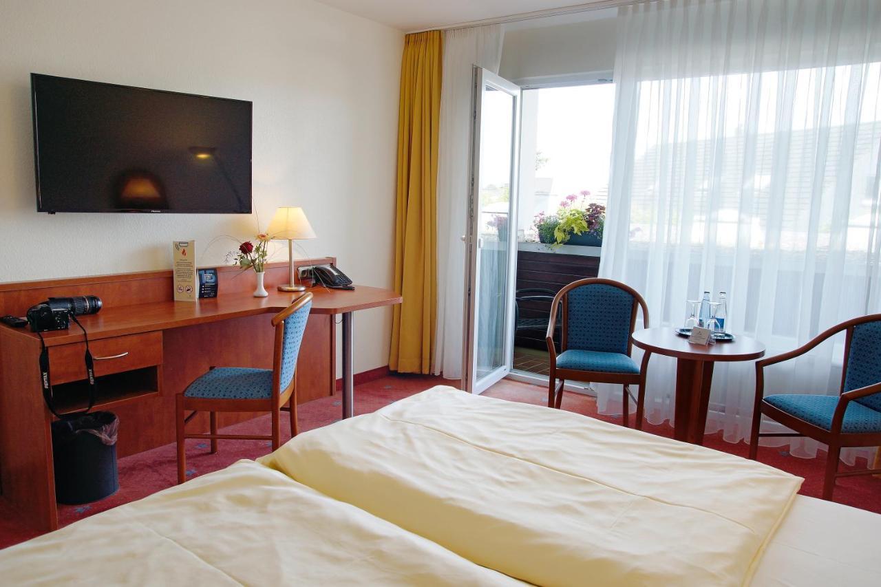 Avalon Hotelpark Koenigshof เคอนิกสลูทเทอร์ อัม เอล์ม ภายนอก รูปภาพ