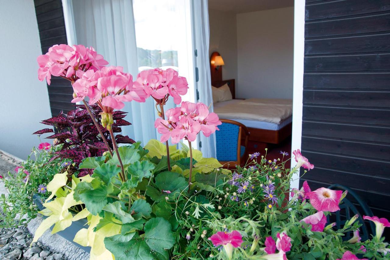 Avalon Hotelpark Koenigshof เคอนิกสลูทเทอร์ อัม เอล์ม ภายนอก รูปภาพ