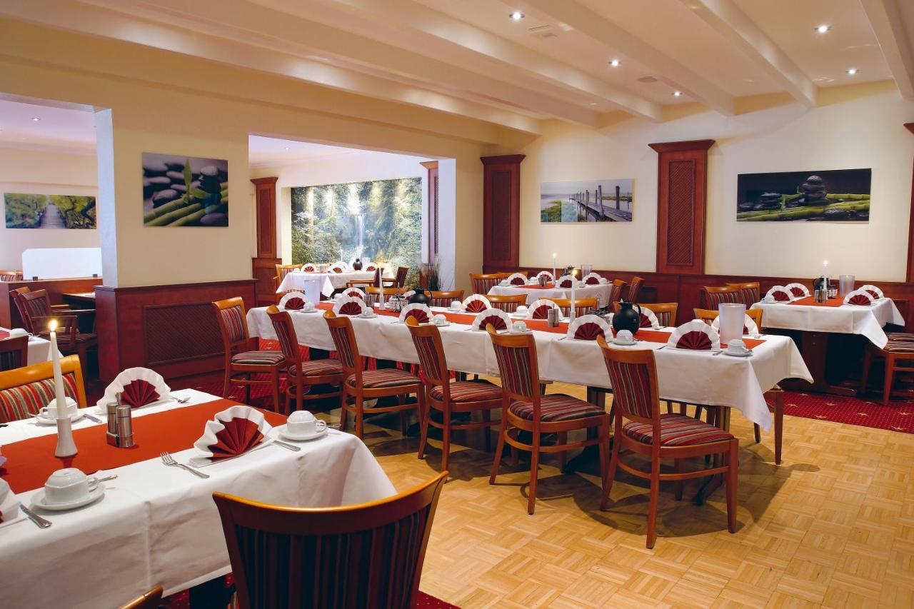 Avalon Hotelpark Koenigshof เคอนิกสลูทเทอร์ อัม เอล์ม ภายนอก รูปภาพ