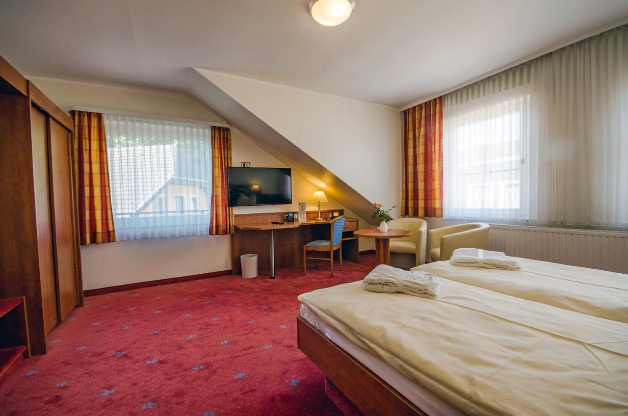 Avalon Hotelpark Koenigshof เคอนิกสลูทเทอร์ อัม เอล์ม ภายนอก รูปภาพ