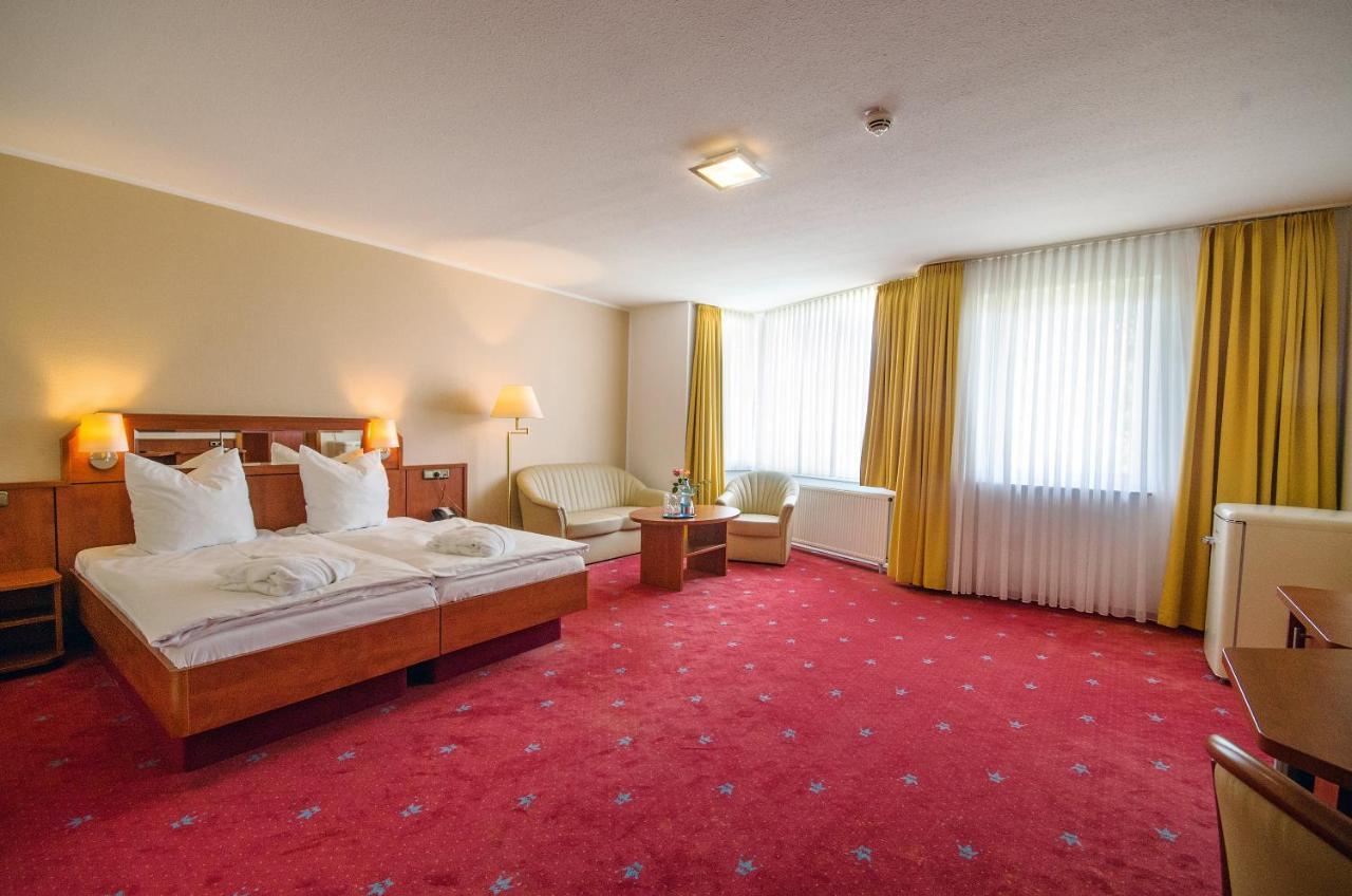 Avalon Hotelpark Koenigshof เคอนิกสลูทเทอร์ อัม เอล์ม ภายนอก รูปภาพ