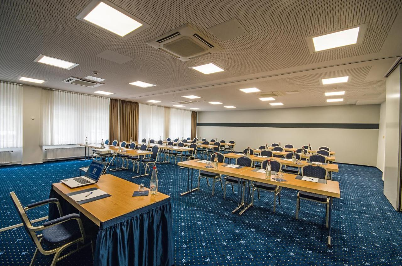 Avalon Hotelpark Koenigshof เคอนิกสลูทเทอร์ อัม เอล์ม ภายนอก รูปภาพ