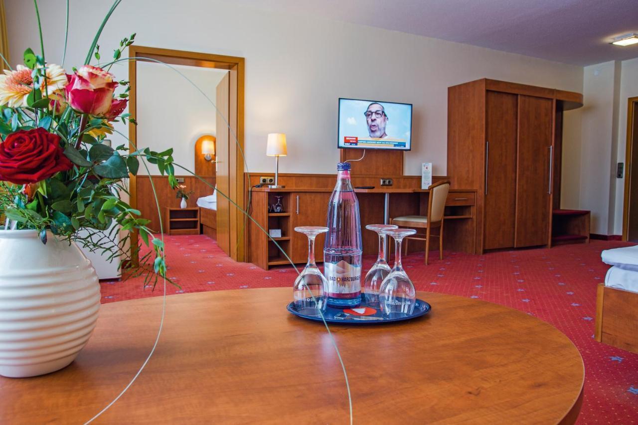 Avalon Hotelpark Koenigshof เคอนิกสลูทเทอร์ อัม เอล์ม ภายนอก รูปภาพ