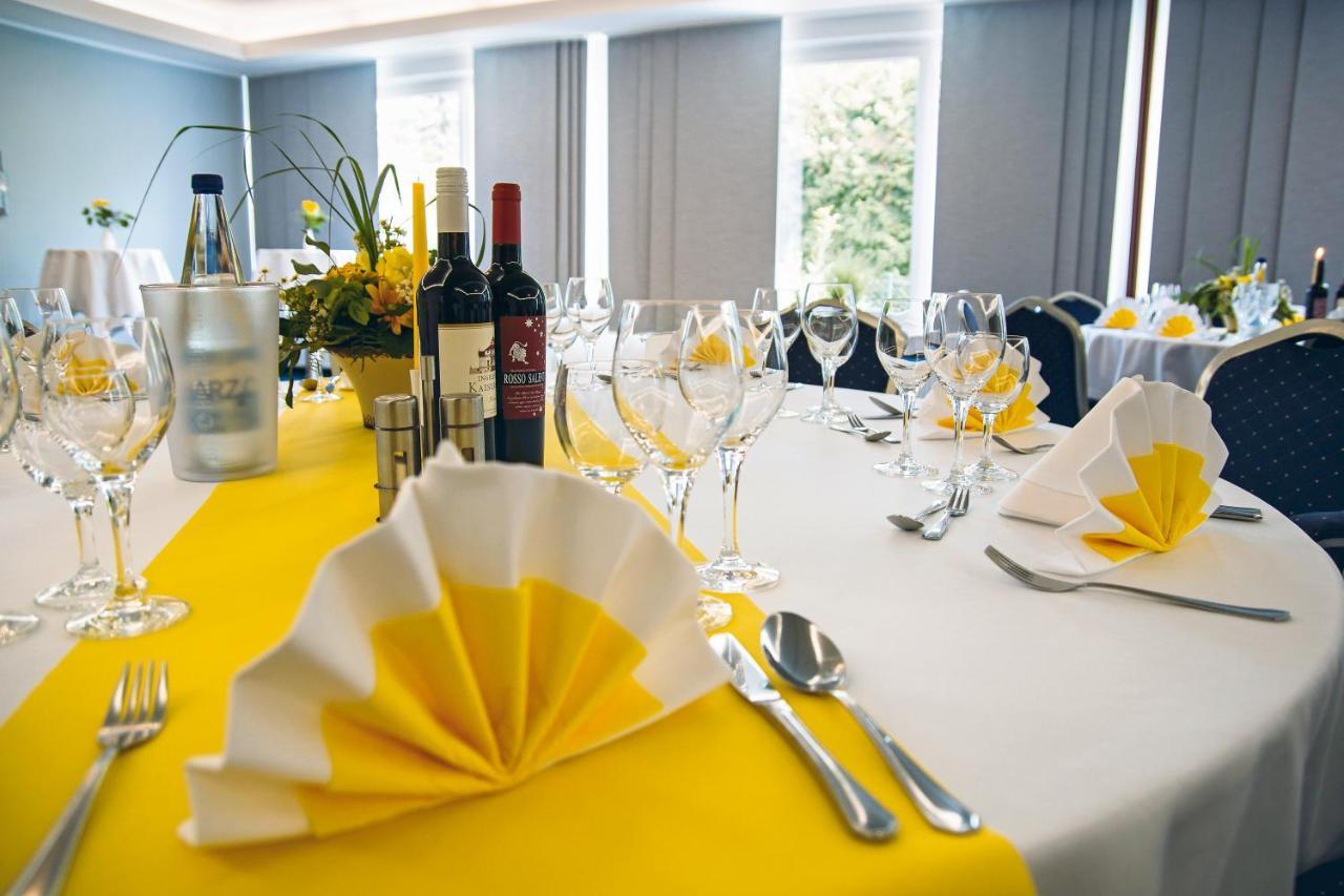 Avalon Hotelpark Koenigshof เคอนิกสลูทเทอร์ อัม เอล์ม ภายนอก รูปภาพ
