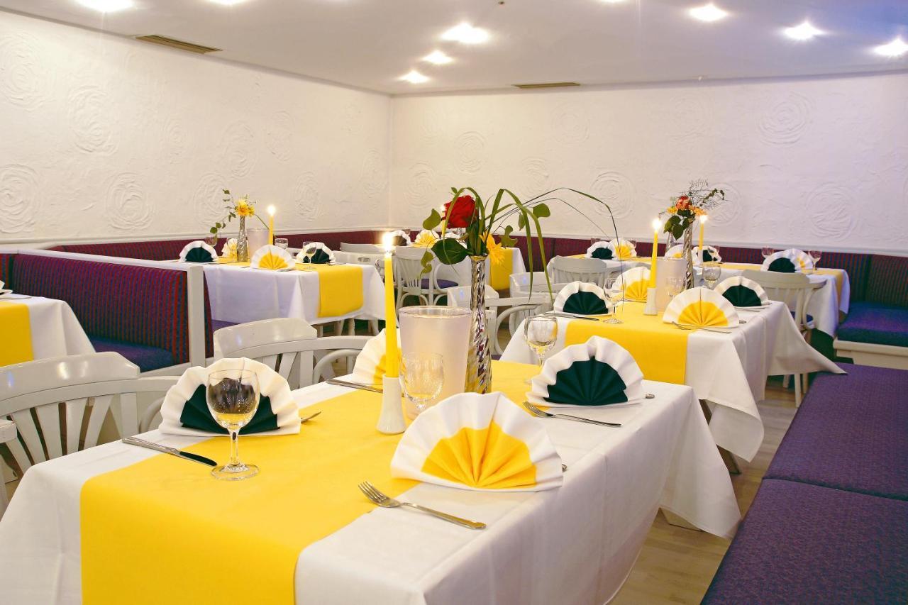 Avalon Hotelpark Koenigshof เคอนิกสลูทเทอร์ อัม เอล์ม ภายนอก รูปภาพ