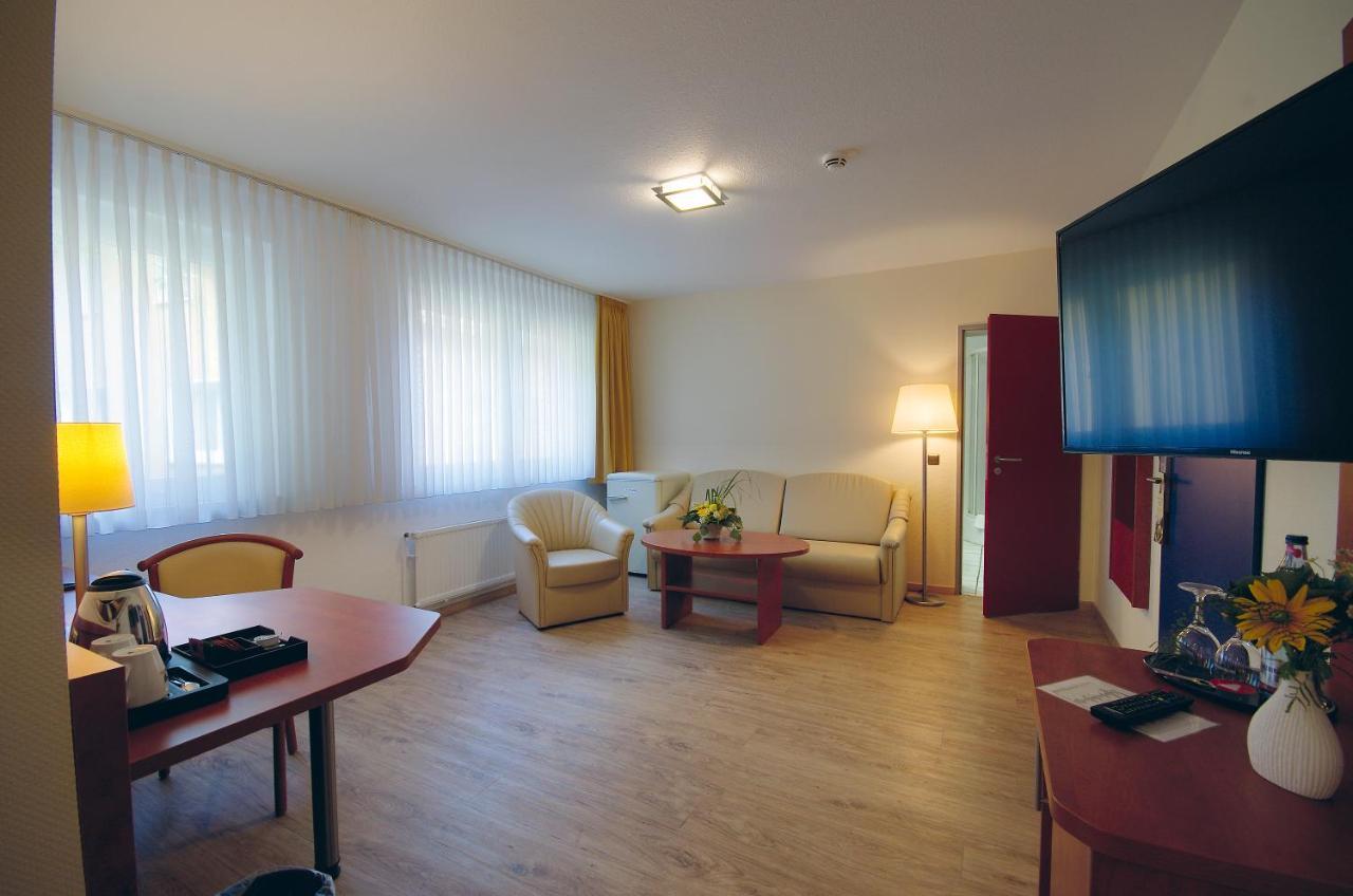 Avalon Hotelpark Koenigshof เคอนิกสลูทเทอร์ อัม เอล์ม ภายนอก รูปภาพ