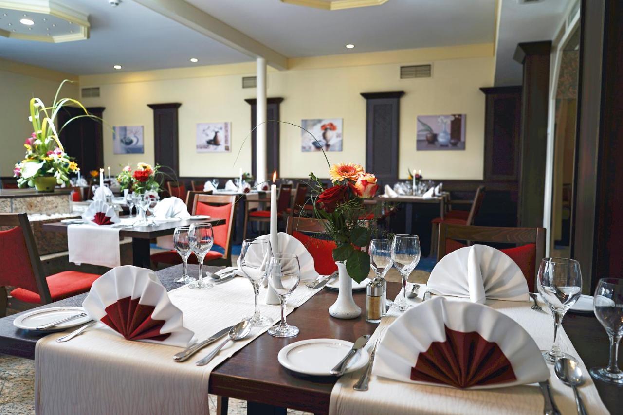 Avalon Hotelpark Koenigshof เคอนิกสลูทเทอร์ อัม เอล์ม ภายนอก รูปภาพ