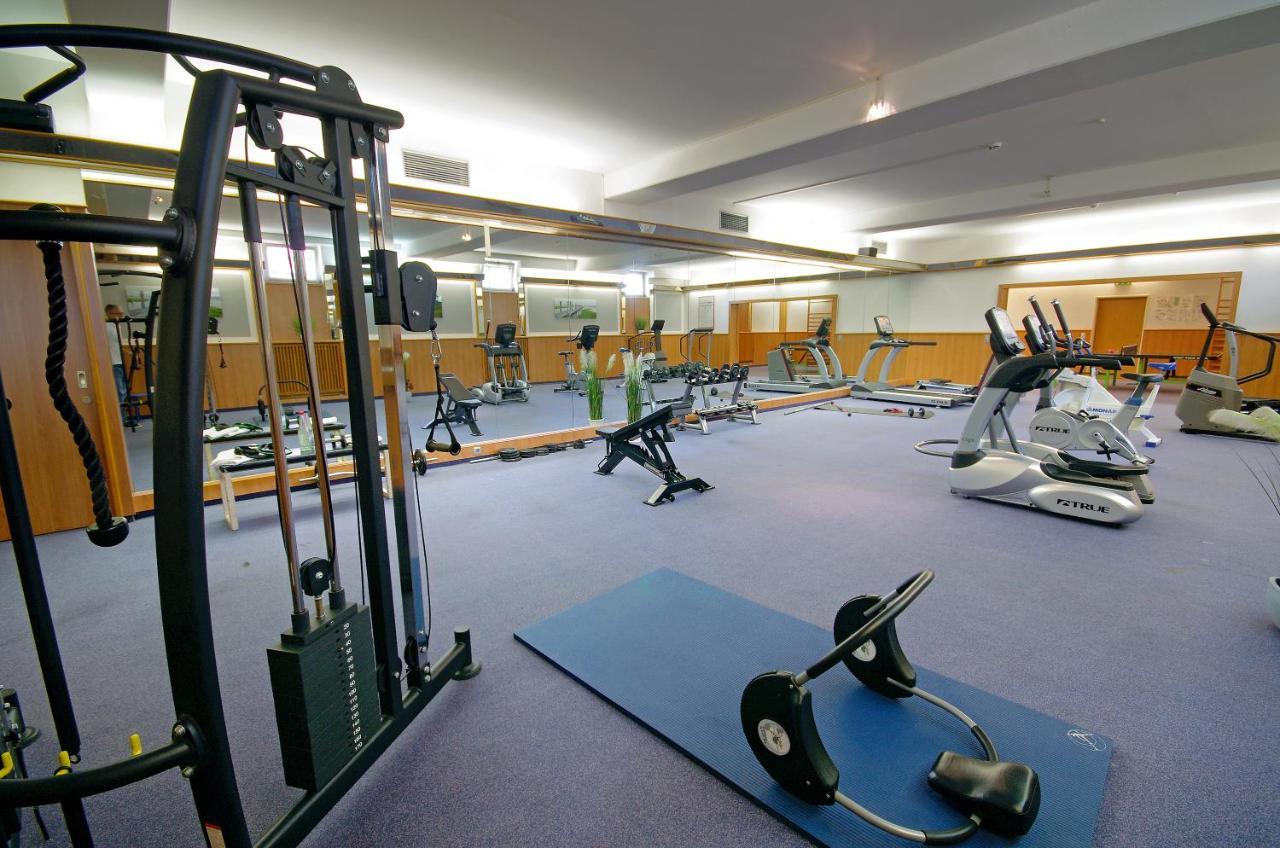 Avalon Hotelpark Koenigshof เคอนิกสลูทเทอร์ อัม เอล์ม ภายนอก รูปภาพ