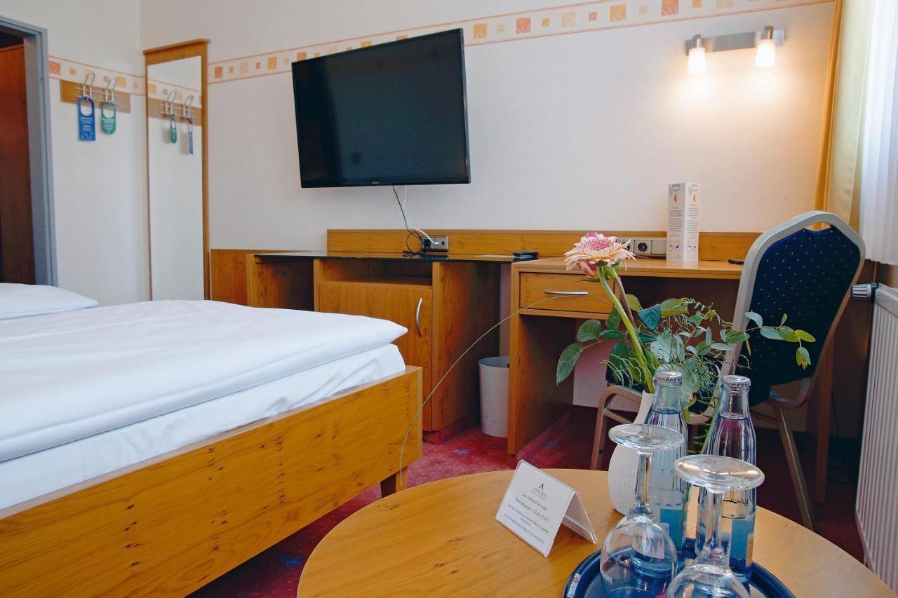 Avalon Hotelpark Koenigshof เคอนิกสลูทเทอร์ อัม เอล์ม ภายนอก รูปภาพ