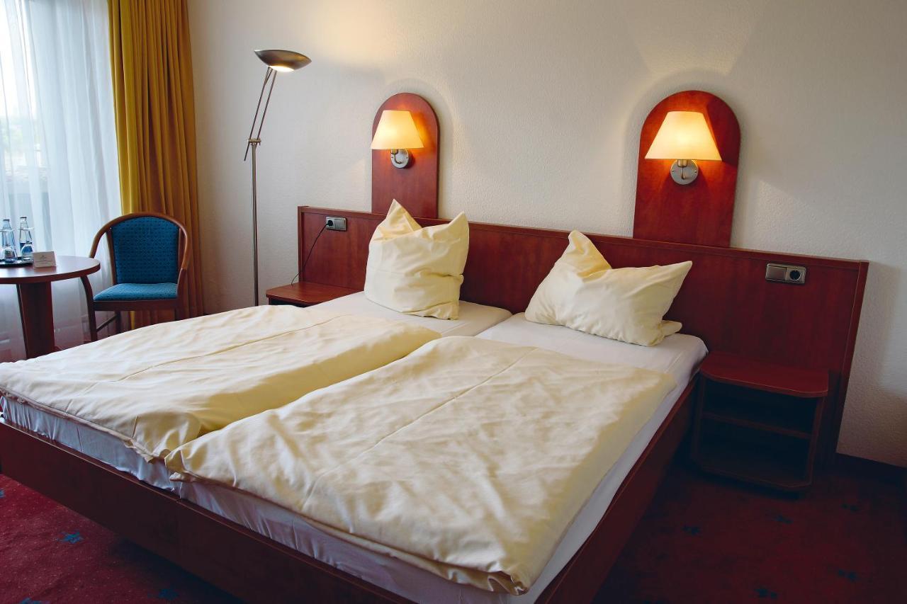 Avalon Hotelpark Koenigshof เคอนิกสลูทเทอร์ อัม เอล์ม ภายนอก รูปภาพ