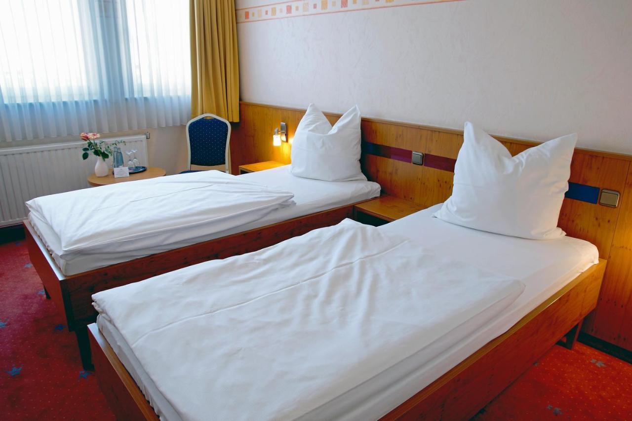 Avalon Hotelpark Koenigshof เคอนิกสลูทเทอร์ อัม เอล์ม ภายนอก รูปภาพ